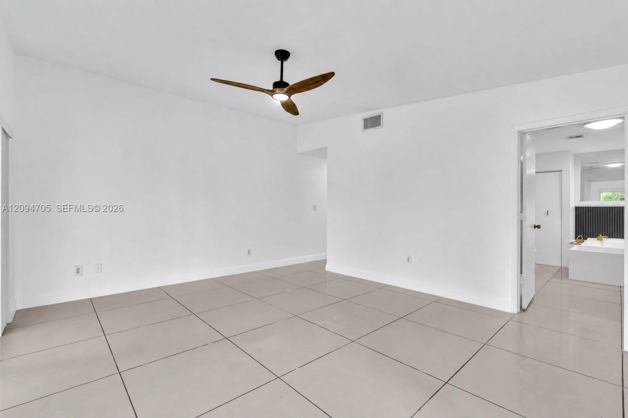 616 NE 195th St , Miami, FL 33179 Photo
