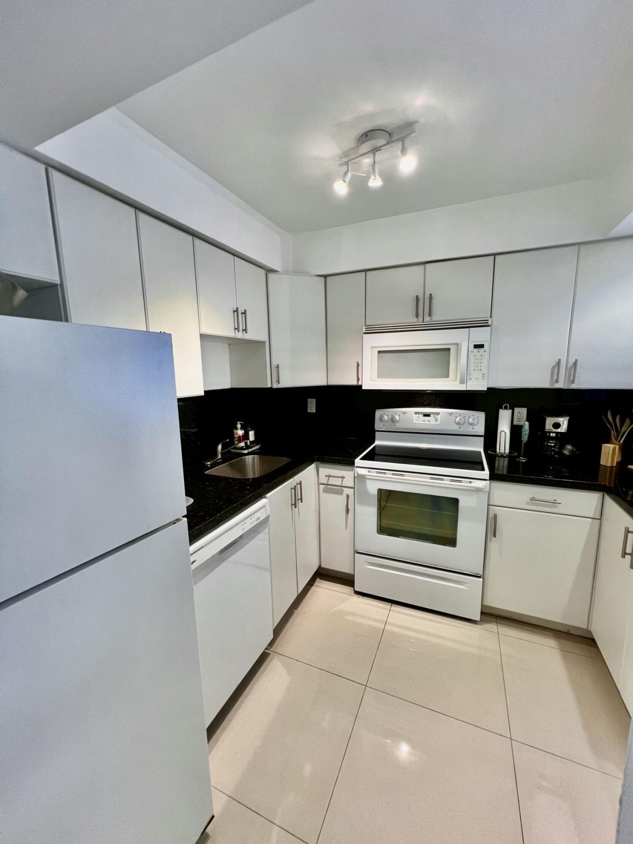 17570 Atlantic Boulevard, Unit 416, Sunny Isles Beach, FL 33160 Photo