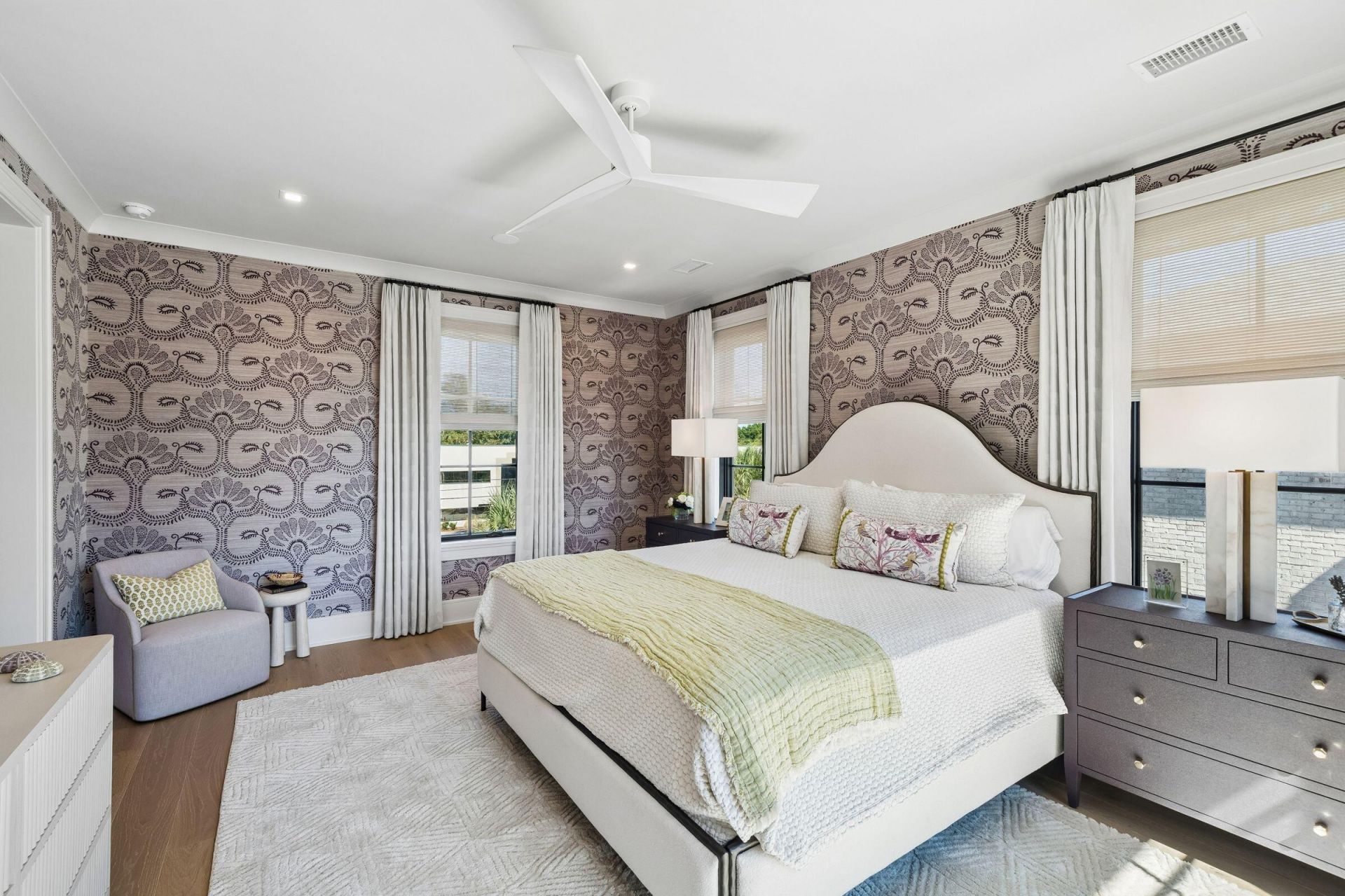 303 Queens Court Photo 28