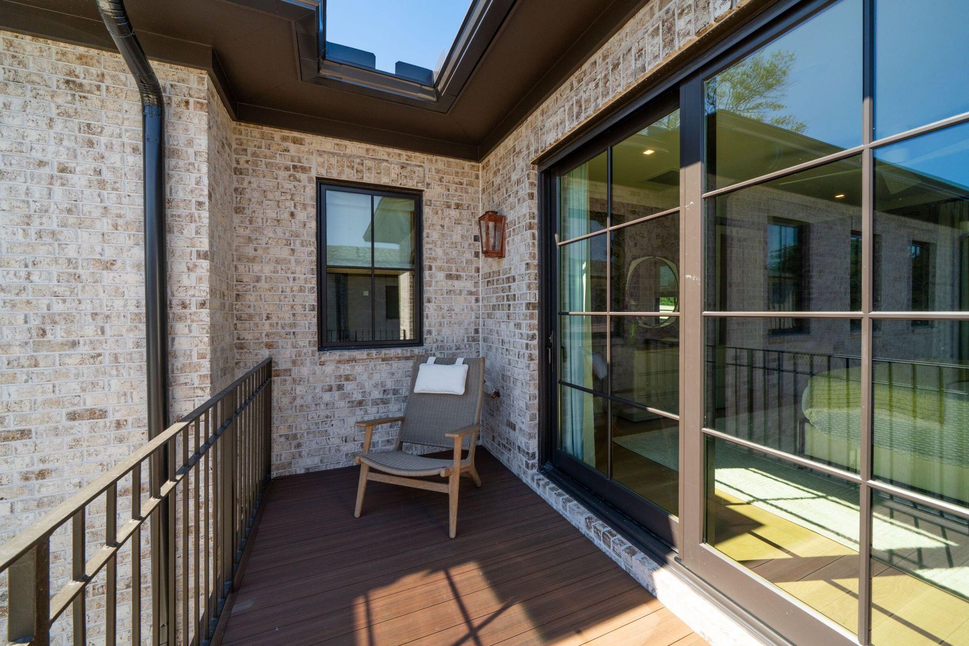 303 Queens Court Photo 29