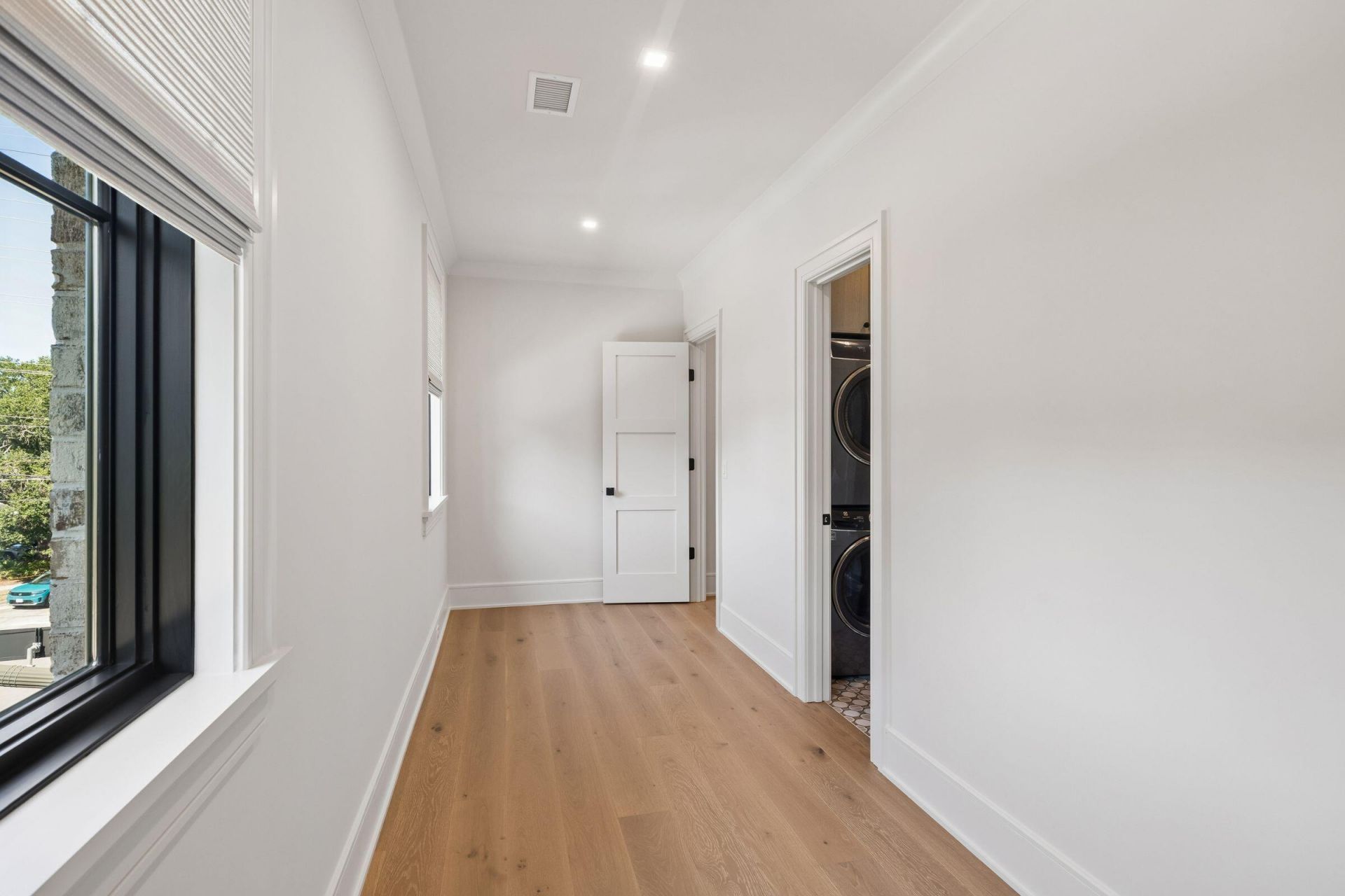303 Queens Court Photo 33