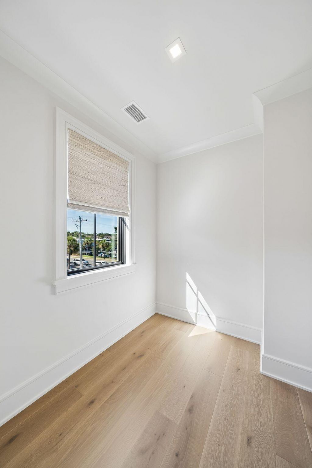 303 Queens Court Photo 39