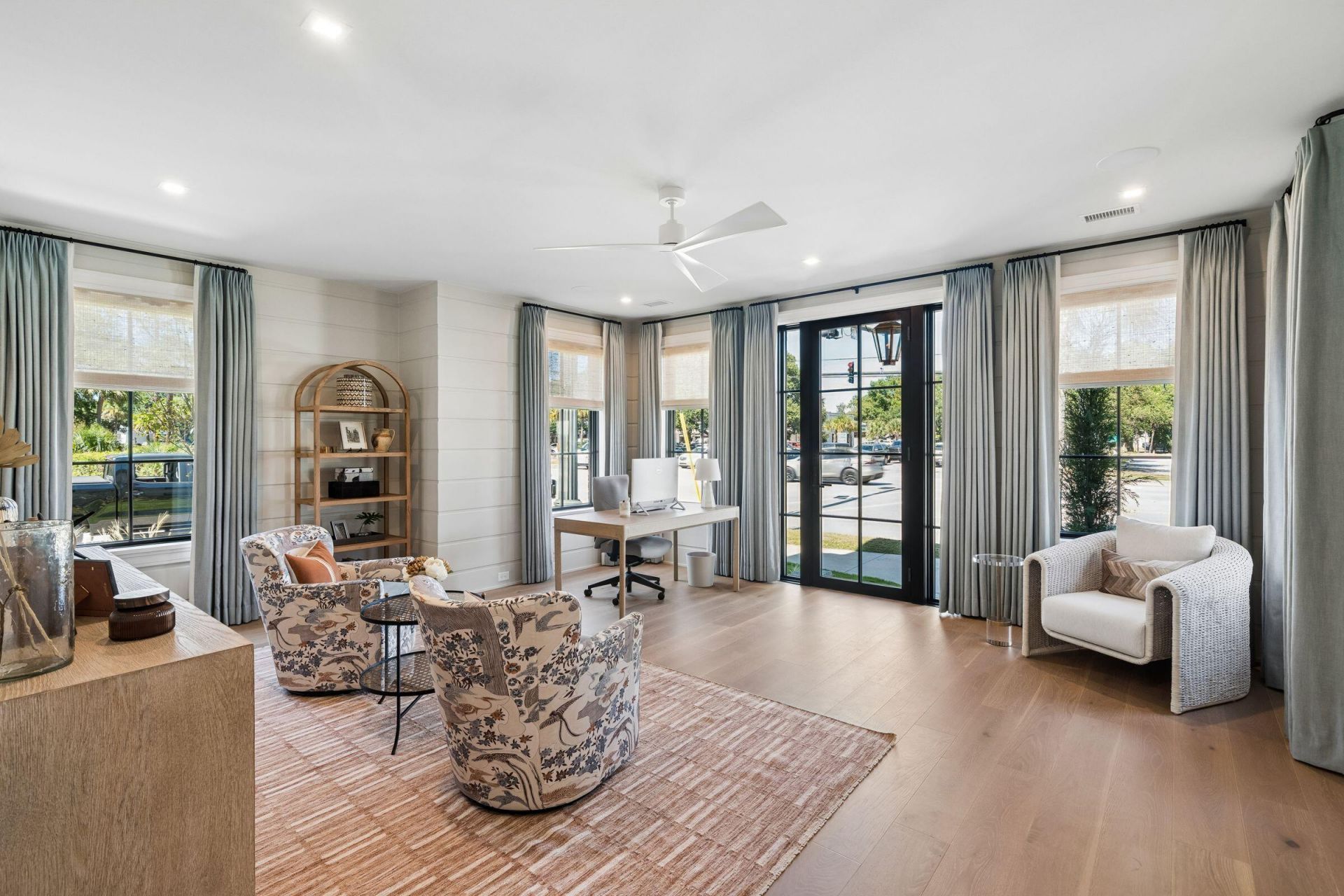 303 Queens Court Photo 4
