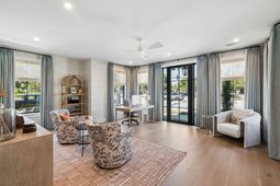 303 Queens Court photo 4