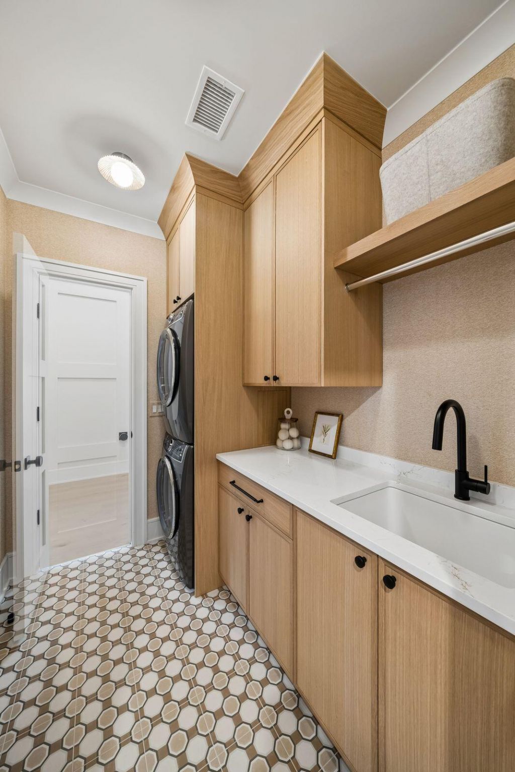 303 Queens Court Photo 40