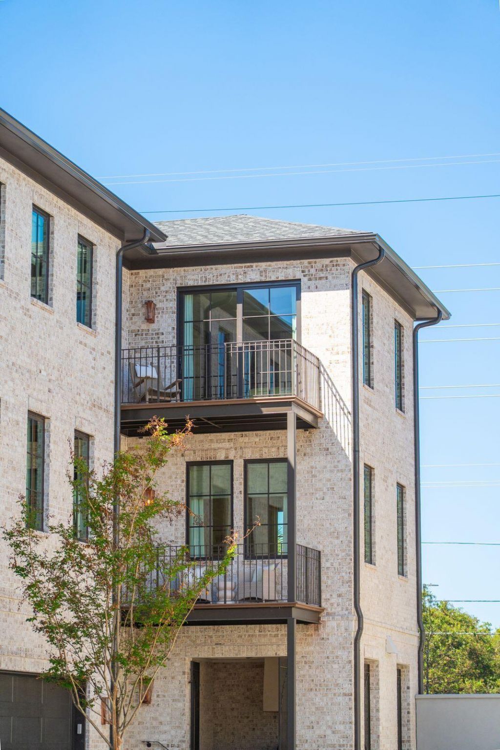 303 Queens Court Photo 41