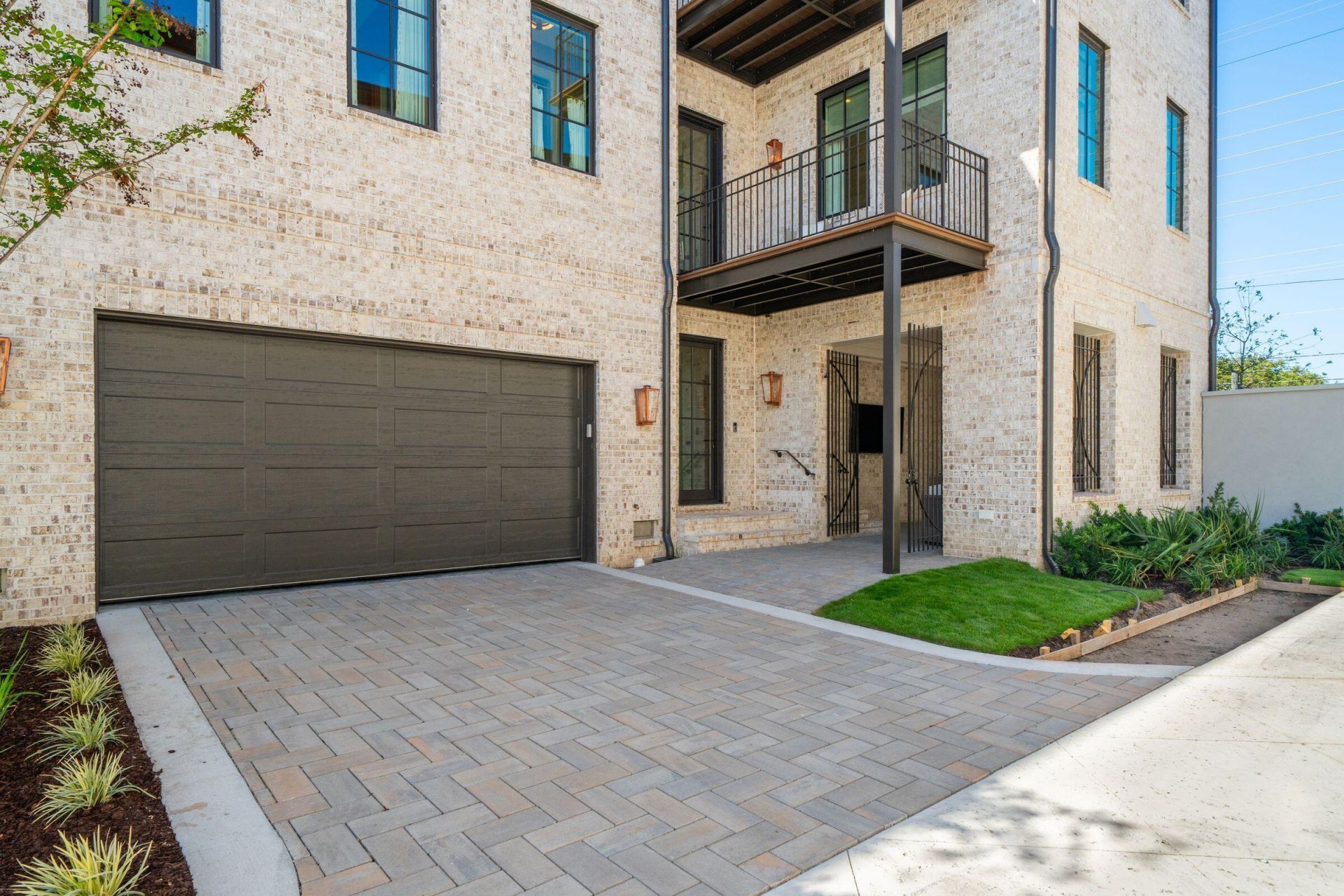 303 Queens Court Photo 42