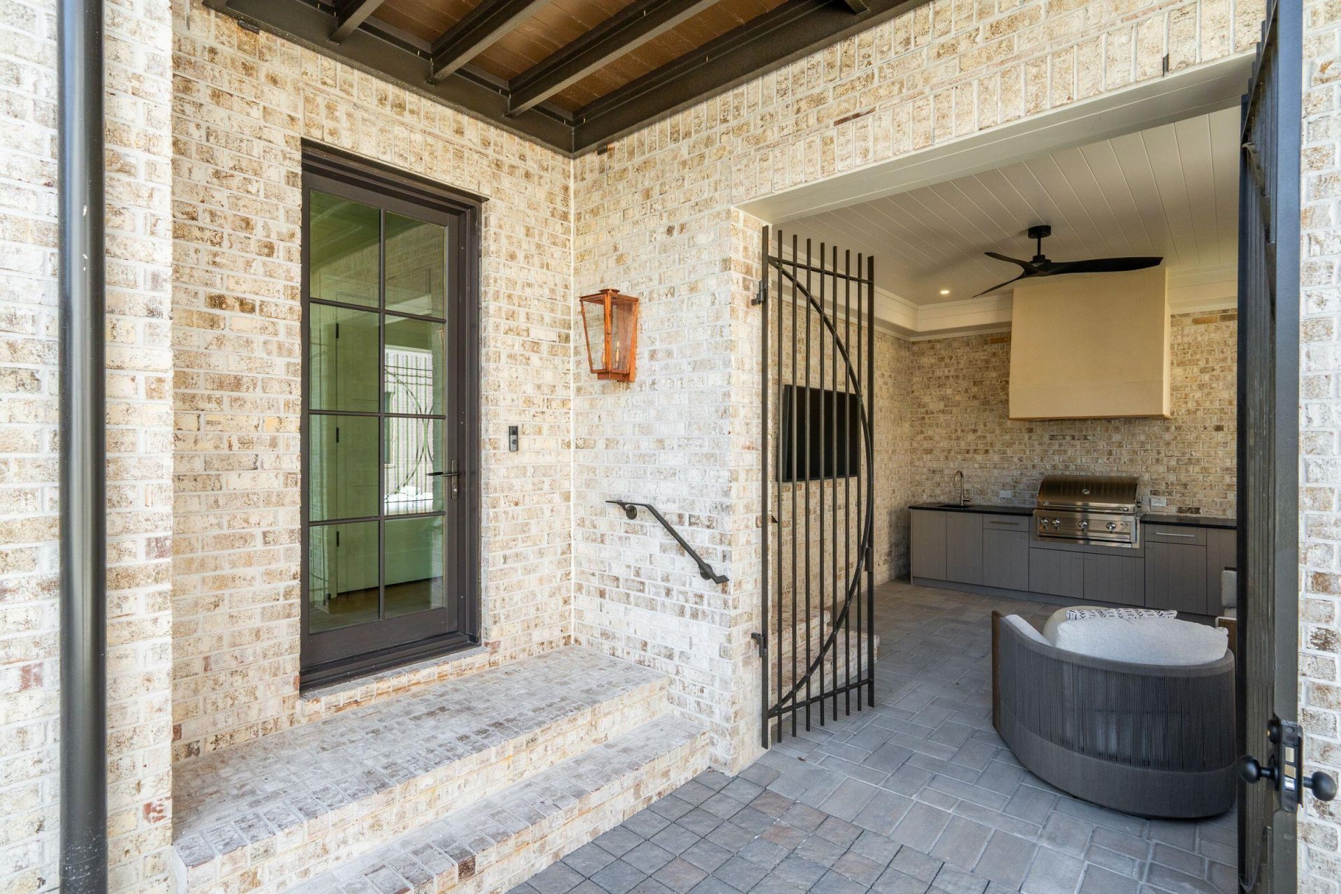 303 Queens Court Photo 43