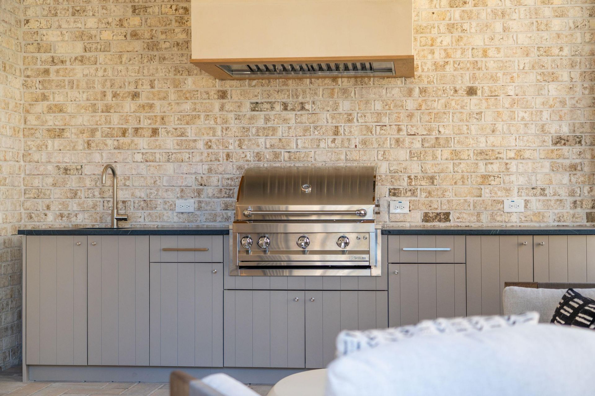 303 Queens Court Photo 45