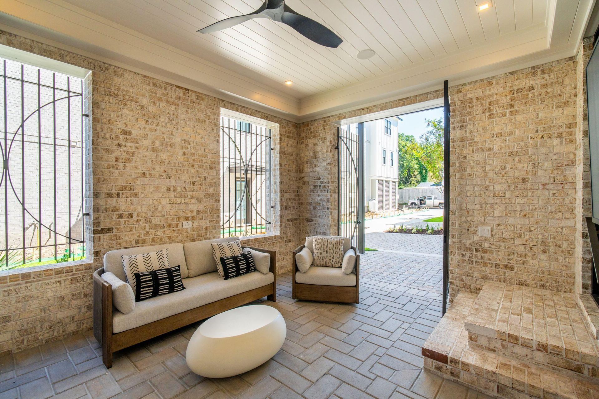 303 Queens Court Photo 46