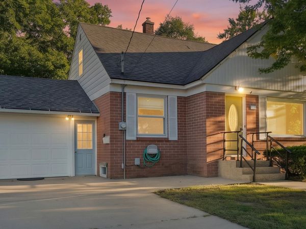11 W Mckinley Avenue, Zeeland, MI 49464