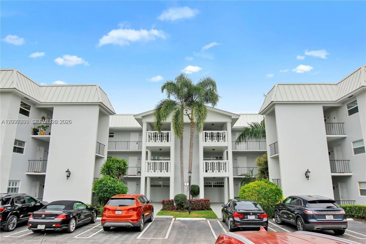 7 Colonial Club Drive , Unit 302, Boynton Beach, FL 33435 Photo