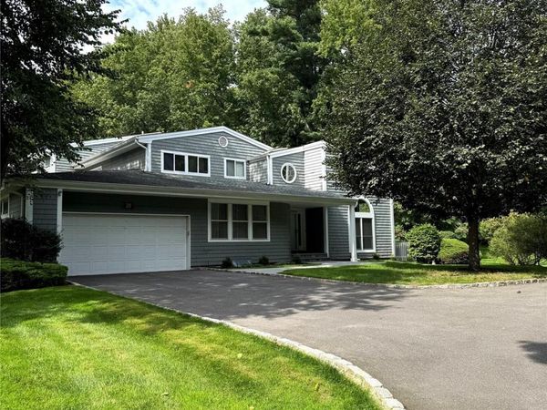 20 Tiffany Circle, Unit 20, Manhasset, NY 11030