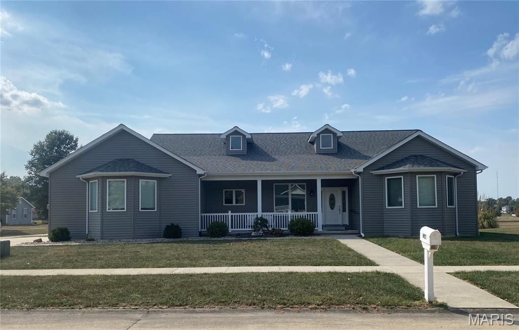 801 Pecan Street, Greenville, IL 62246 Main Photo