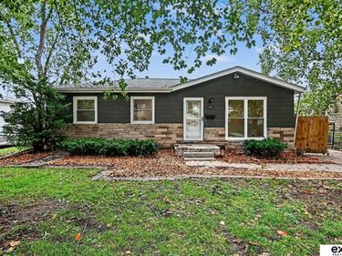 8804 Westridge Drive, Omaha, NE 68124