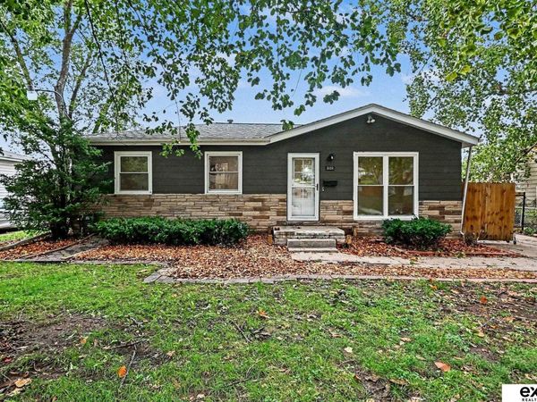 8804 Westridge Drive, Omaha, NE 68124