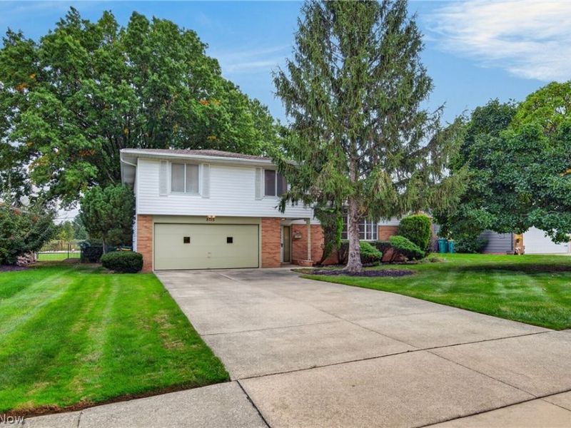 5715 Skyline Drive, Seven Hills, OH 44131 Photo 2