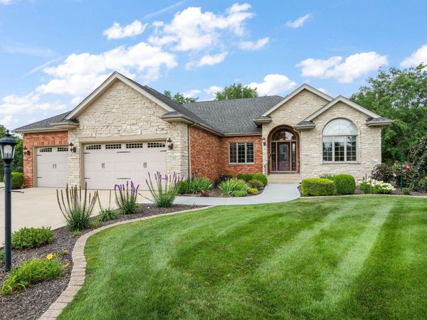 910 Hawk Circle, Crown Point, IN 46307