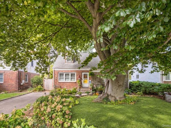 38 Middle Neck Road , Port Washington, NY 11050