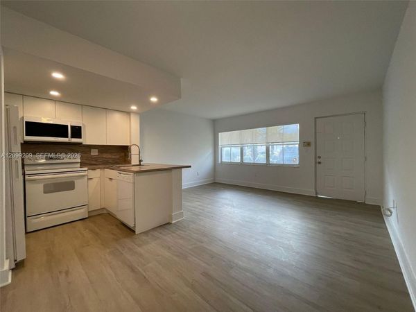 8660 NW 6th Ln , Unit 5-105, Miami, FL 33126
