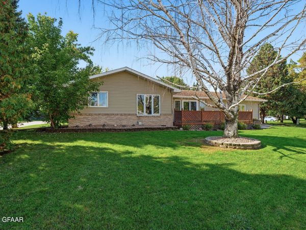 720 JAMES Avenue SE, East Grand Forks, MN 56721