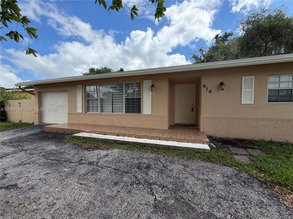 910 SW 67th Ave , North Lauderdale, FL 33068