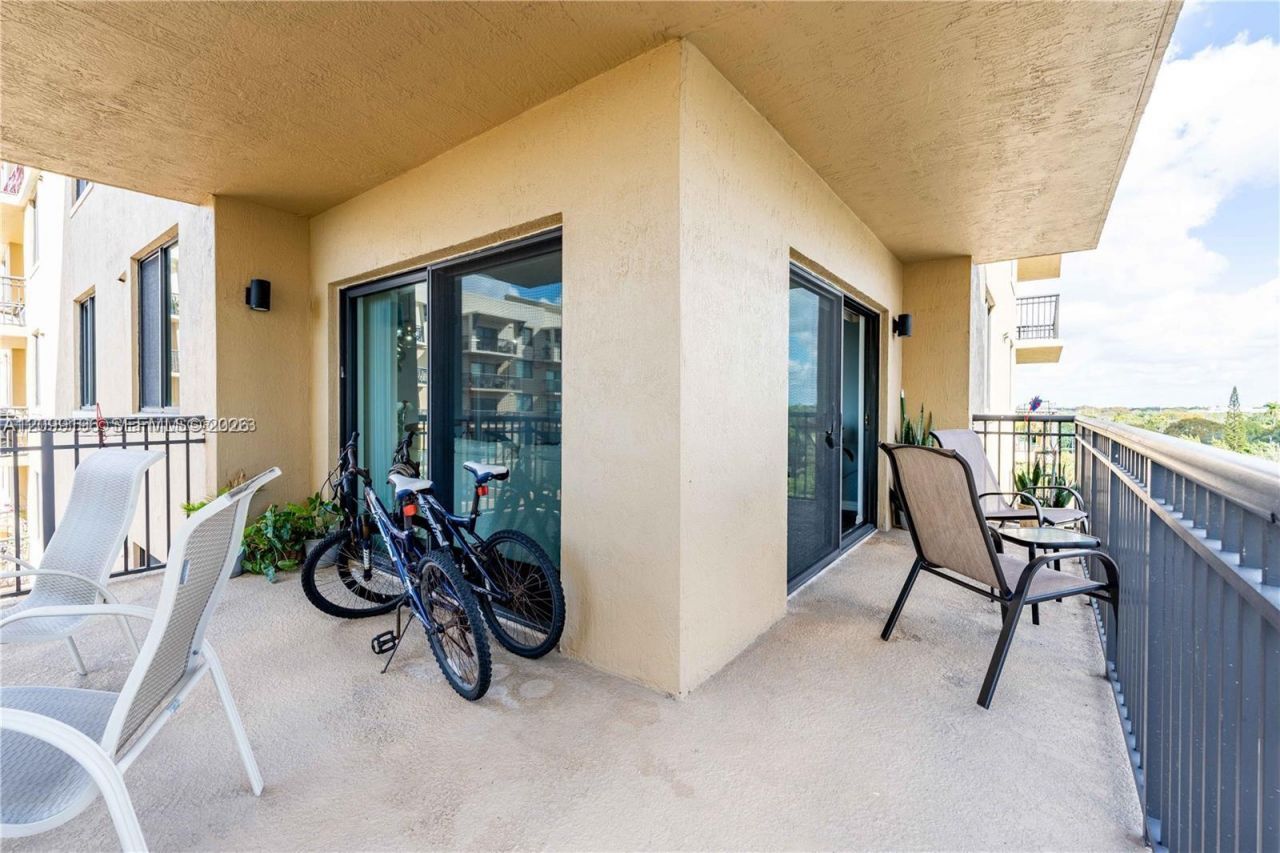 3530 SW 22nd St, Unit 703, Miami, FL 33145 Photo