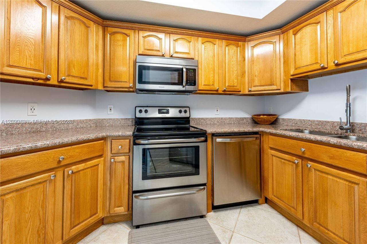 3530 SW 22nd St, Unit 703, Miami, FL 33145 Photo