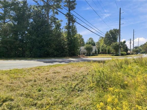 5511 Woodstock Road , Acworth, GA 30102