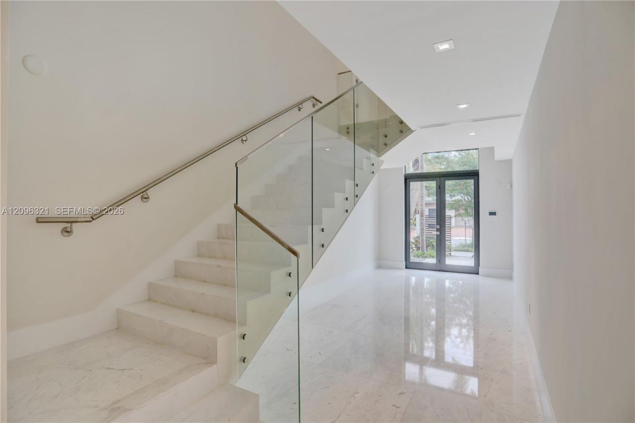 3550 W Glencoe St, Miami, FL 33133 Photo