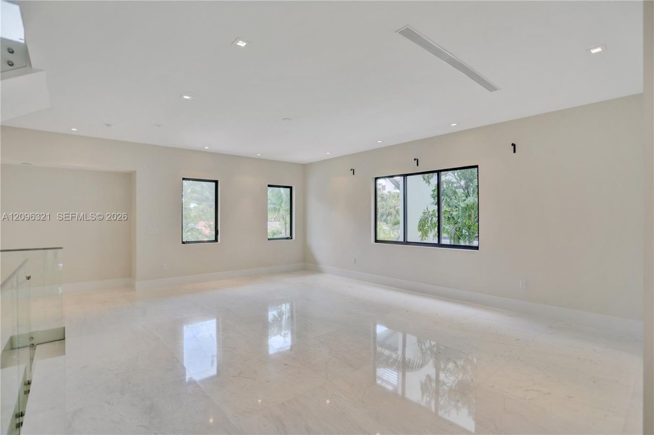 3550 W Glencoe St, Miami, FL 33133 Photo