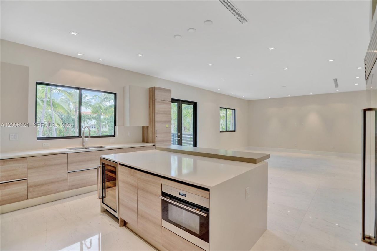 3550 W Glencoe St, Miami, FL 33133 Photo