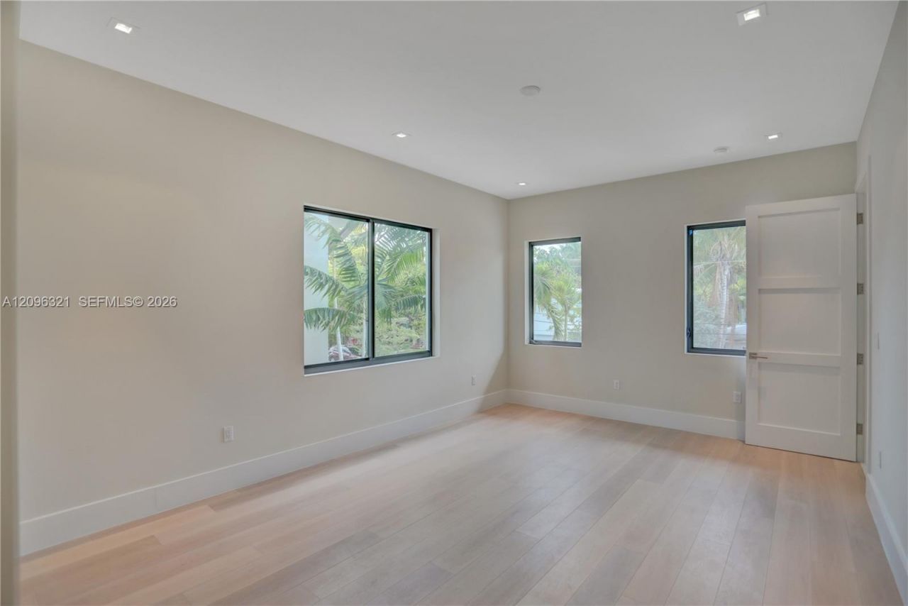 3550 W Glencoe St, Miami, FL 33133 Photo