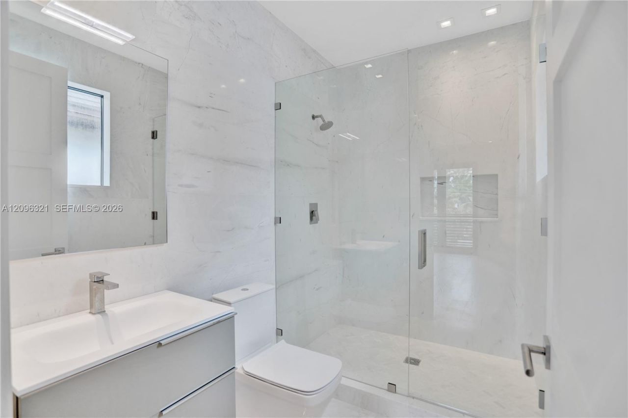 3550 W Glencoe St, Miami, FL 33133 Photo