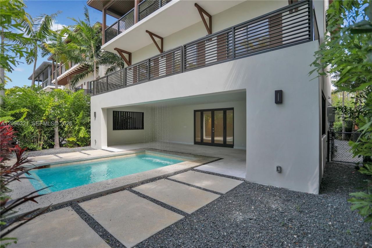3550 W Glencoe St, Miami, FL 33133 Photo
