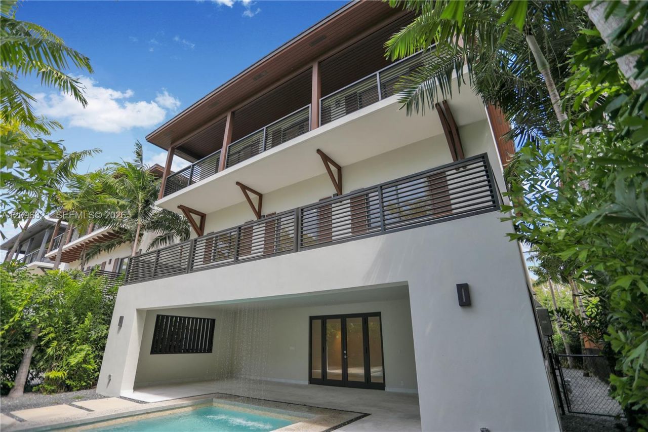3550 W Glencoe St, Miami, FL 33133 Photo