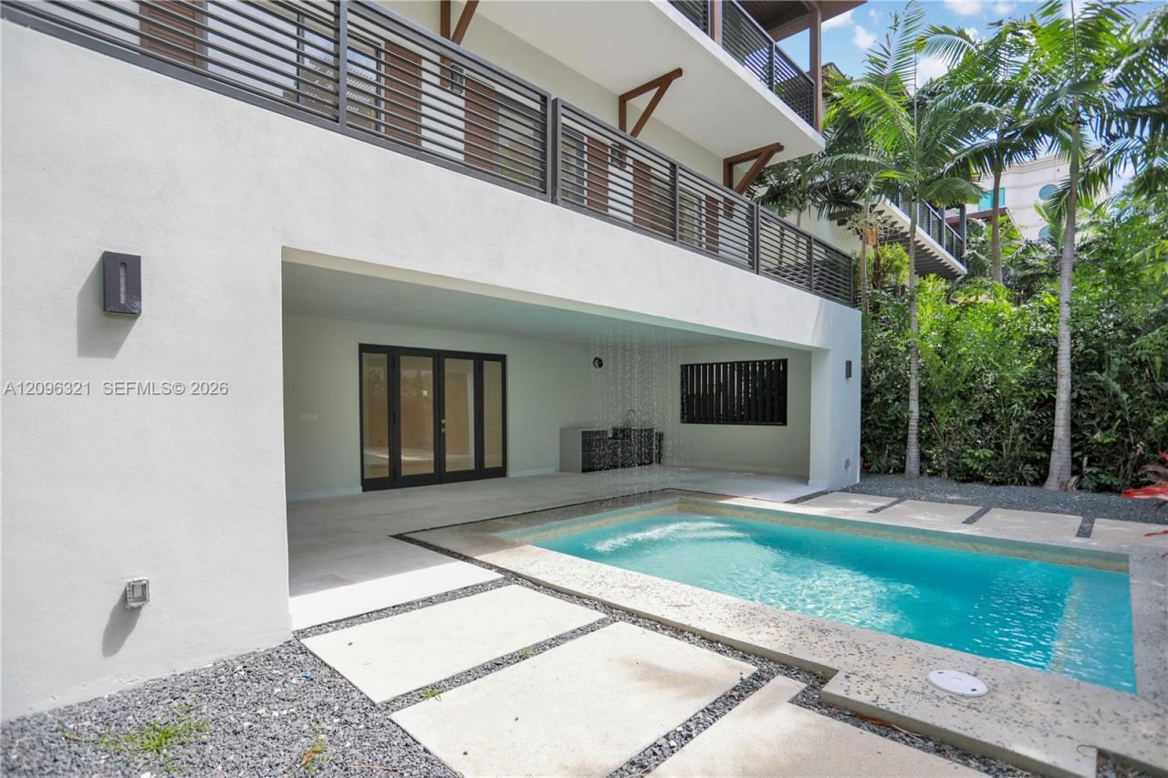 3550 W Glencoe St, Miami, FL 33133 Photo