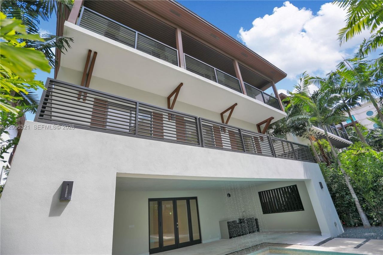3550 W Glencoe St, Miami, FL 33133 Photo