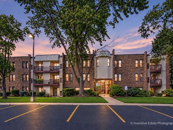 2212 Country Club Drive, Unit 4, Woodridge, IL 60517