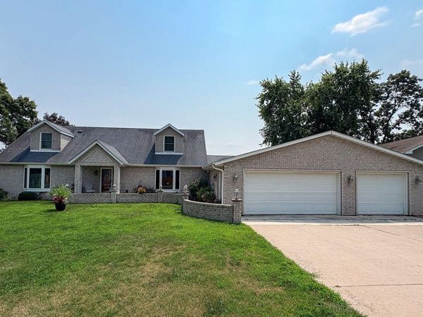 6 Lakeview Drive, East Dubuque, IL 61025