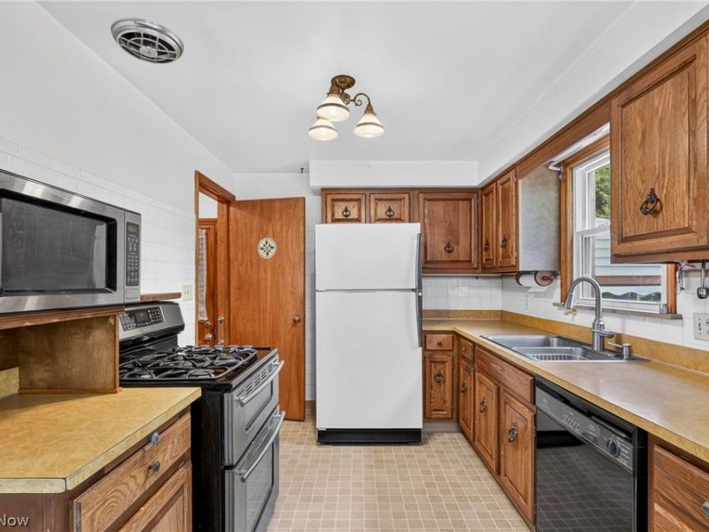 114 Joan Circle, Campbell, OH 44405 Photo 11