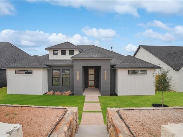 1652 W Wintergreen Road, Lancaster, TX 75134