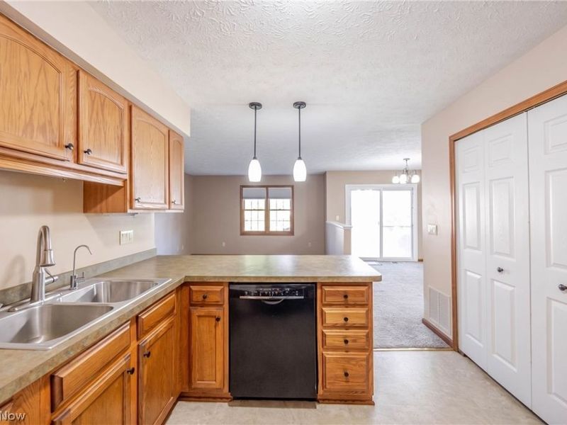 5663 Gateway Lane, Brook Park, OH 44142 Photo 12