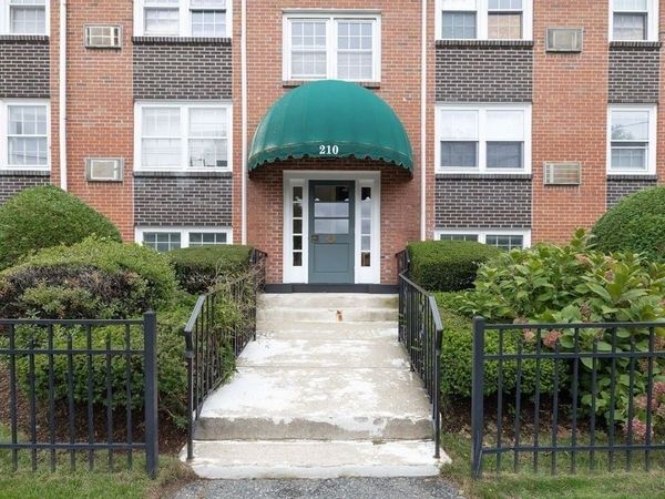 210 Hillside Ave, Unit 32, Needham, MA 02494