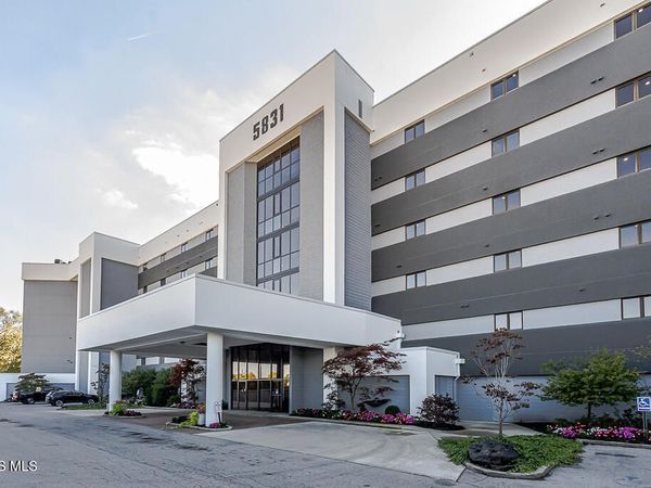 5831 Monroe Street, Sylvania, OH 43560