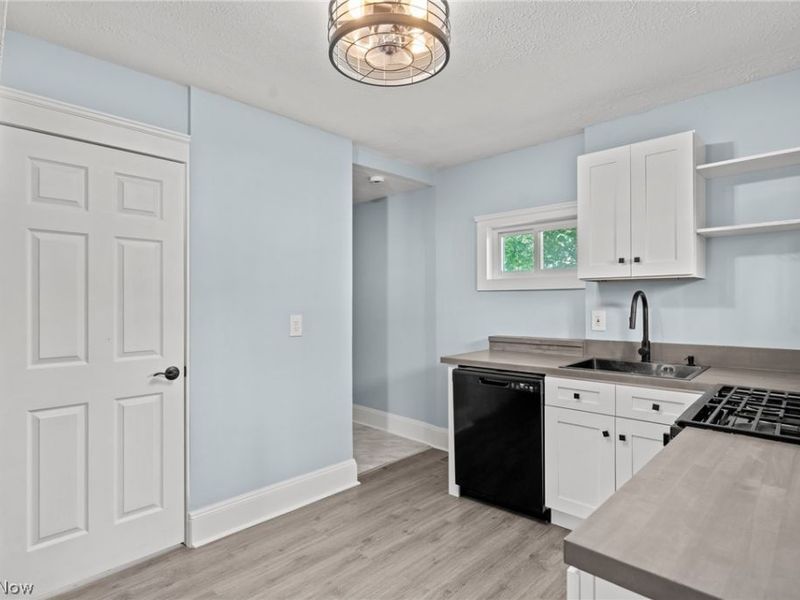 1424 Starkweather Avenue, Cleveland, OH 44113 Photo 9