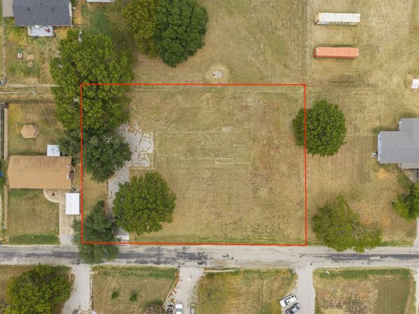Higgins Street , Marietta, OK 73448