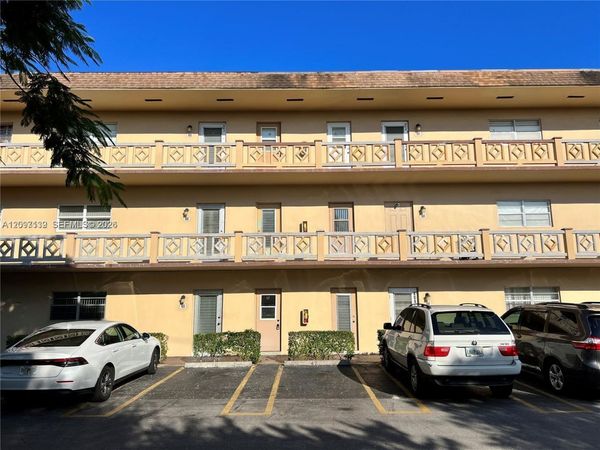3530 NW 52nd Ave, Unit 403, Lauderdale Lakes, FL 33319