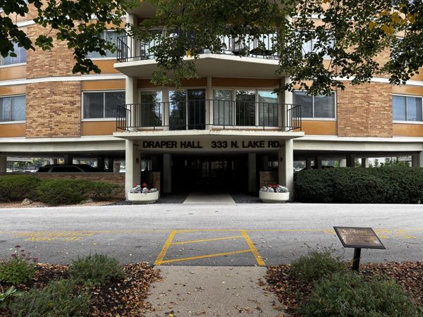 333 N Lake Rd, Unit 201, Oconomowoc, WI 53066