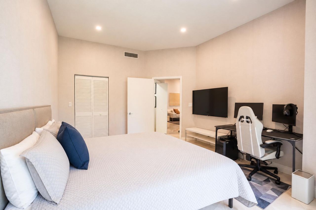 3600 Yacht Club Drive, Unit 102, Aventura, FL 33180 Photo